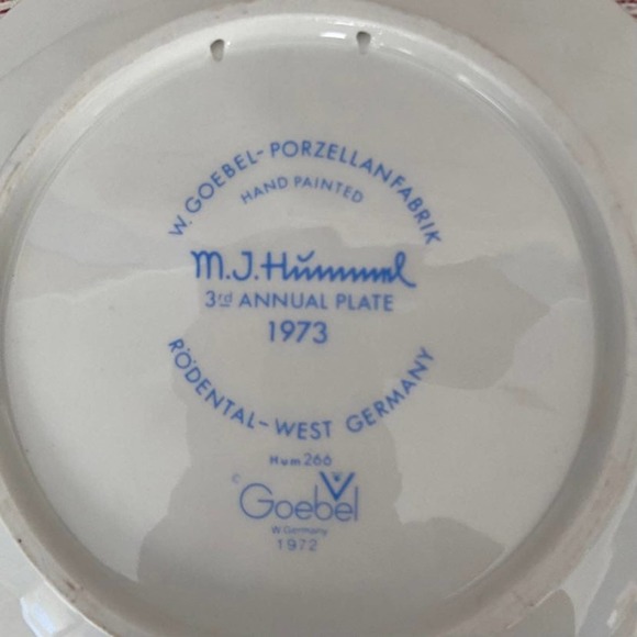 Set of 3 M.J. Hummel Plates - Picture 6 of 8